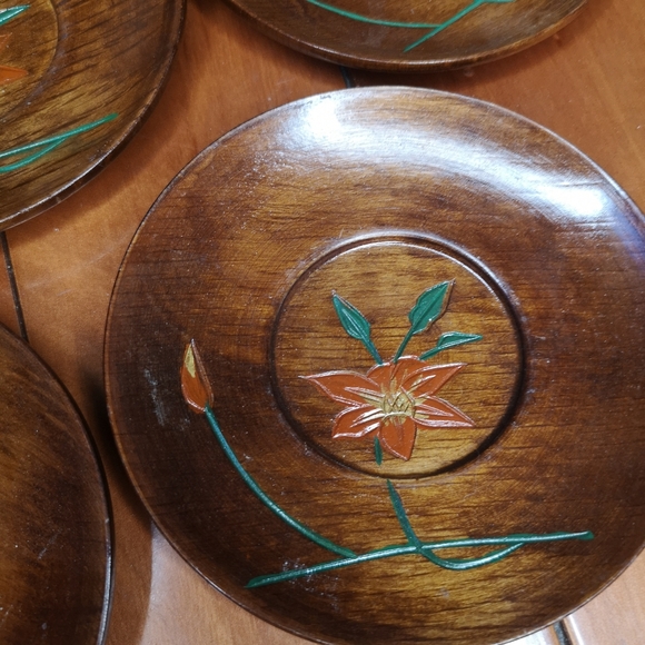 3 for$15 Set of 7 Wooden bowl with lid and 5 Matching Plates from - Picture 8 of 10